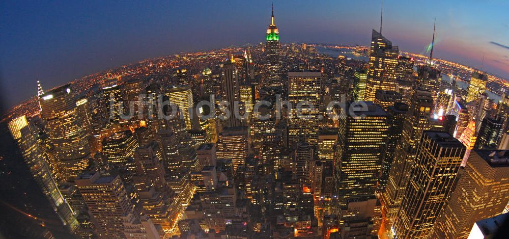 Luftaufnahme New York - Das abendliche Stadtviertel Midtown vom New Yorker Stadtteil Manhattan