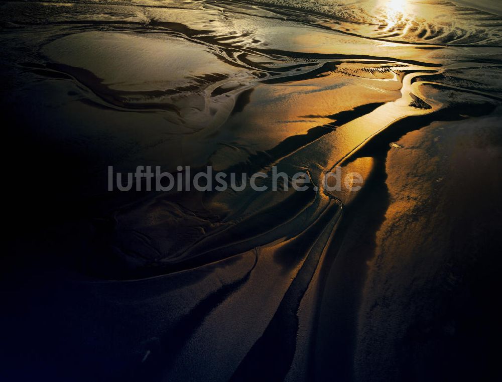 Luftaufnahme Cuxhafen - Das von der Abendsonne angestrahlte Wattenmeer bei Cuxhafen