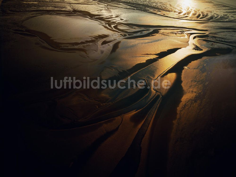 Cuxhafen aus der Vogelperspektive: Das von der Abendsonne angestrahlte Wattenmeer bei Cuxhafen
