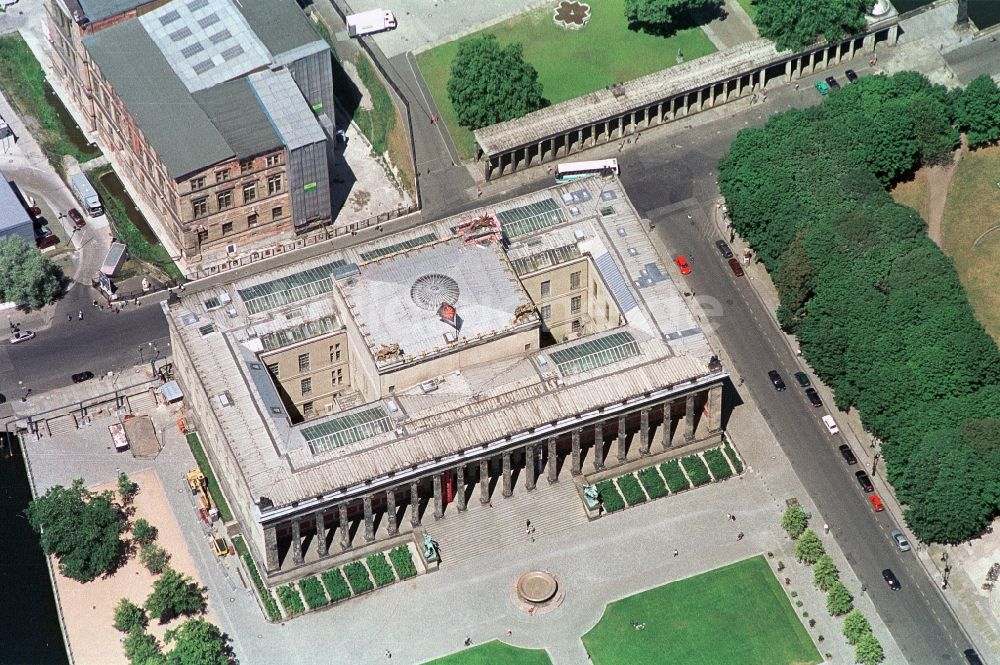 Berlin aus der Vogelperspektive: Das Alte Museum und der Berliner Dom auf der Museumsinsel in Berlin-Mitte