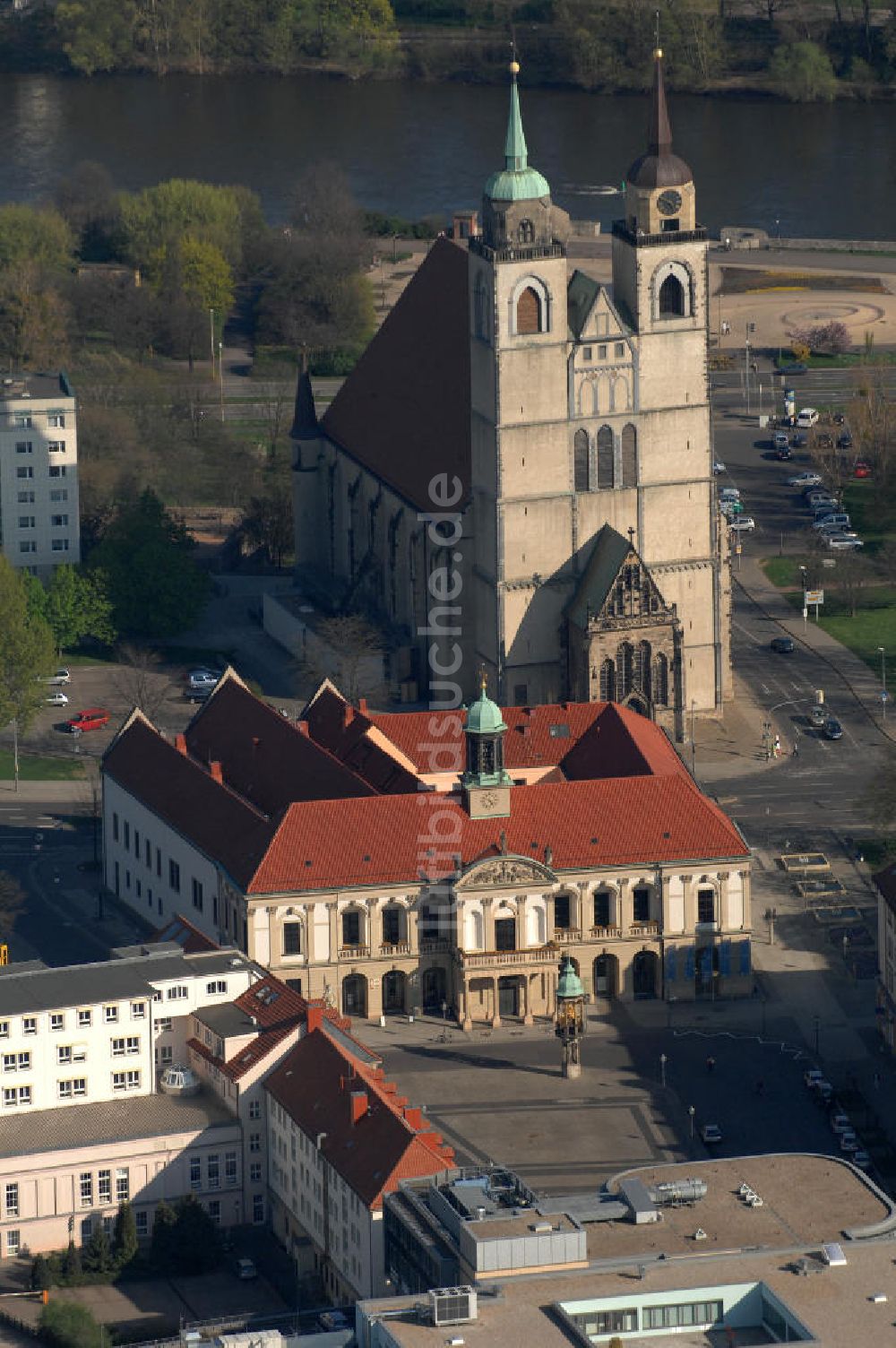 Magdeburg von oben - Das Alte Rathaus und die Johanneskirche in Magdeburg