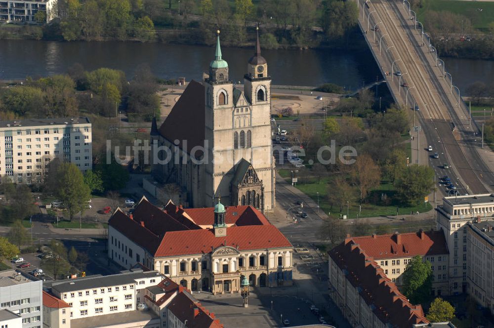 Magdeburg aus der Vogelperspektive: Das Alte Rathaus und die Johanneskirche in Magdeburg