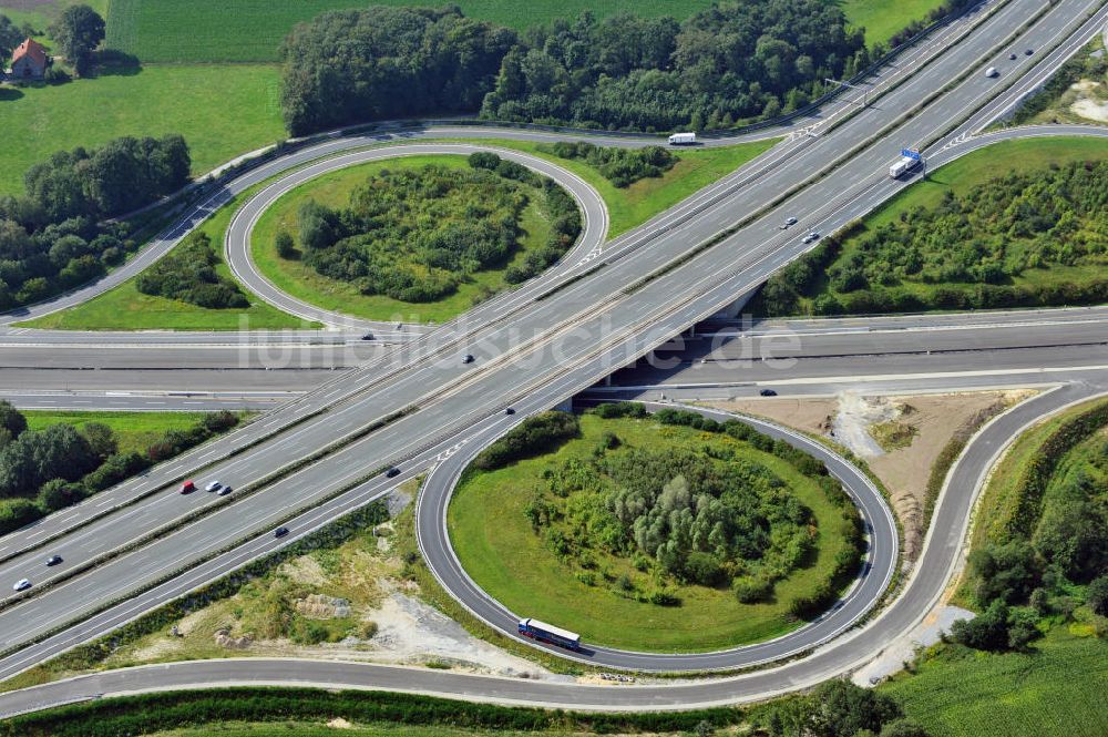 Bielefeld aus der Vogelperspektive: Das Autobahnkreuz Bielefeld zwischen der A 2 und der A 33