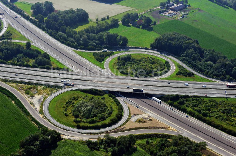 Luftbild Bielefeld - Das Autobahnkreuz Bielefeld zwischen der A 2 und der A 33