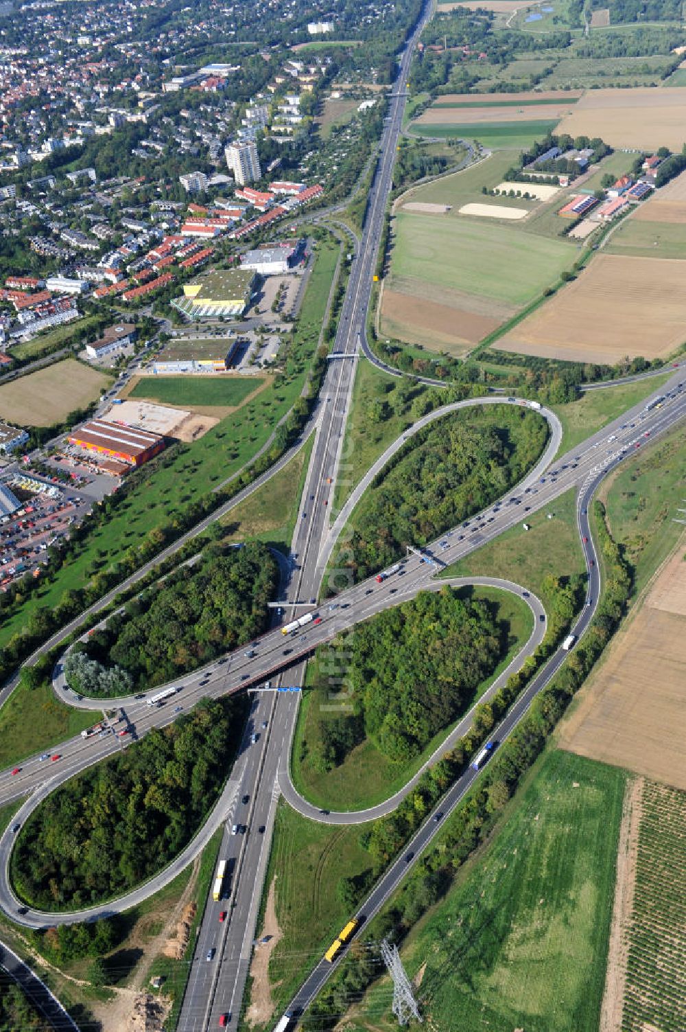 Mainz aus der Vogelperspektive: Das Autobahnkreuz Mainz-Süd / Mainz Süd verbindet die Autobahn / A 60 mit der Autobahn / A 63 und mit der Bundestraße 40