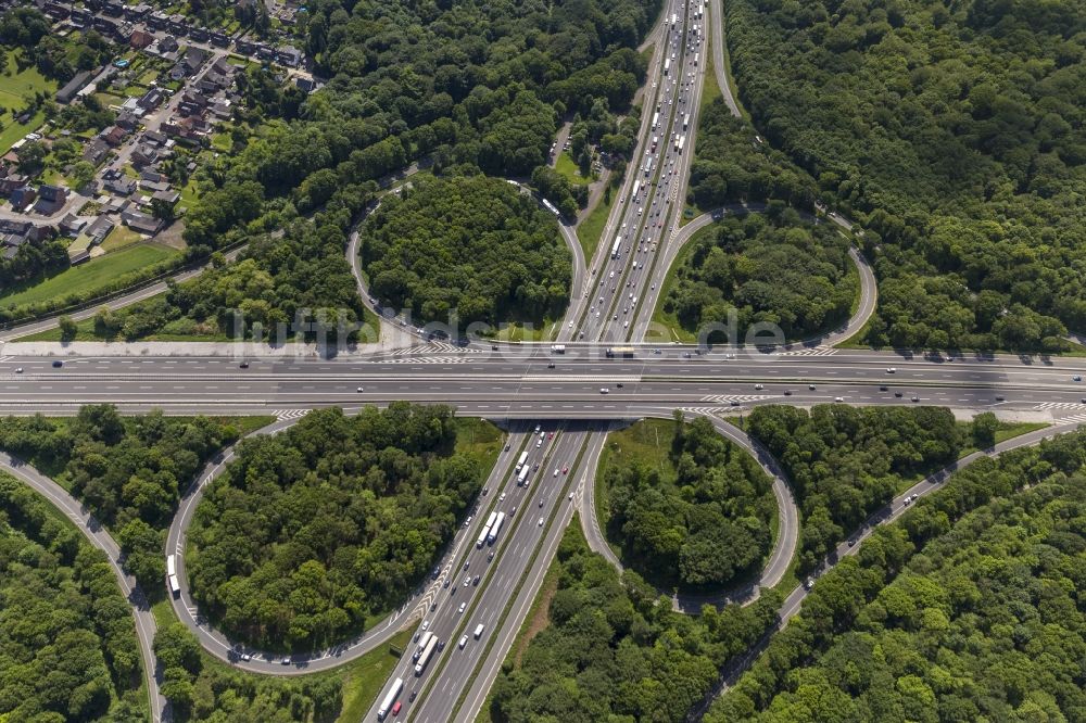 Luftaufnahme Oberhausen - Das Autobahnkreuz Oberhausen im Bundesland Nordrhein-Westfalen