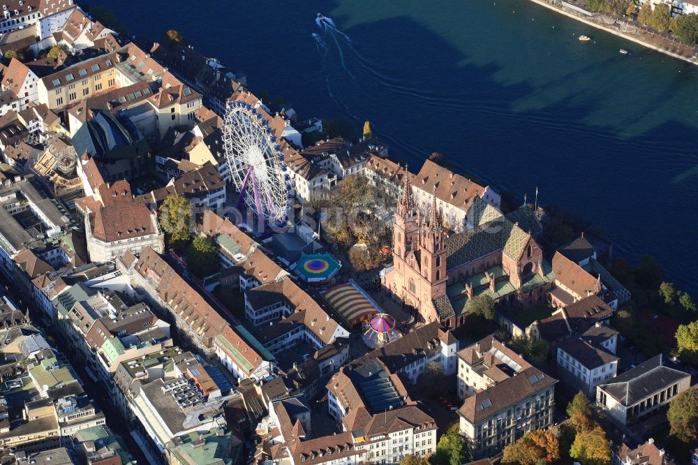 Luftaufnahme Basel - Das Basler Münster in der Altstadt von Basel in Schweiz