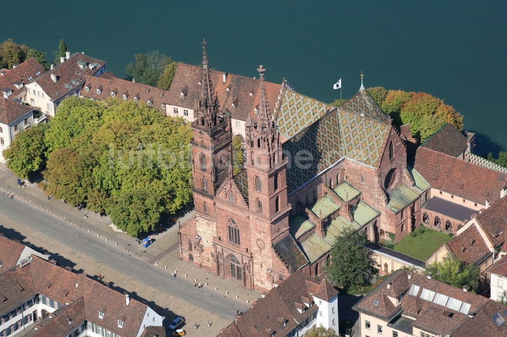 Luftaufnahme Basel - Das Basler Münster in der Altstadt von Basel in Schweiz