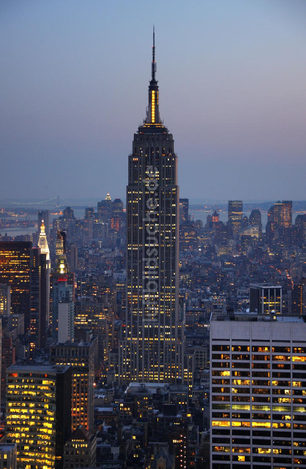 Luftaufnahme New York - Das beleuchtete Empire State Building im abendlichen New Yorker Stadtteil Manhattan