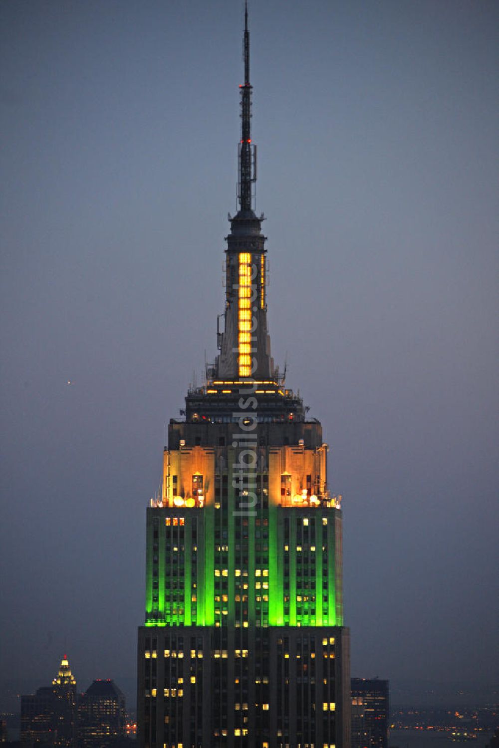 New York von oben - Das beleuchtete Empire State Building im abendlichen New Yorker Stadtteil Manhattan