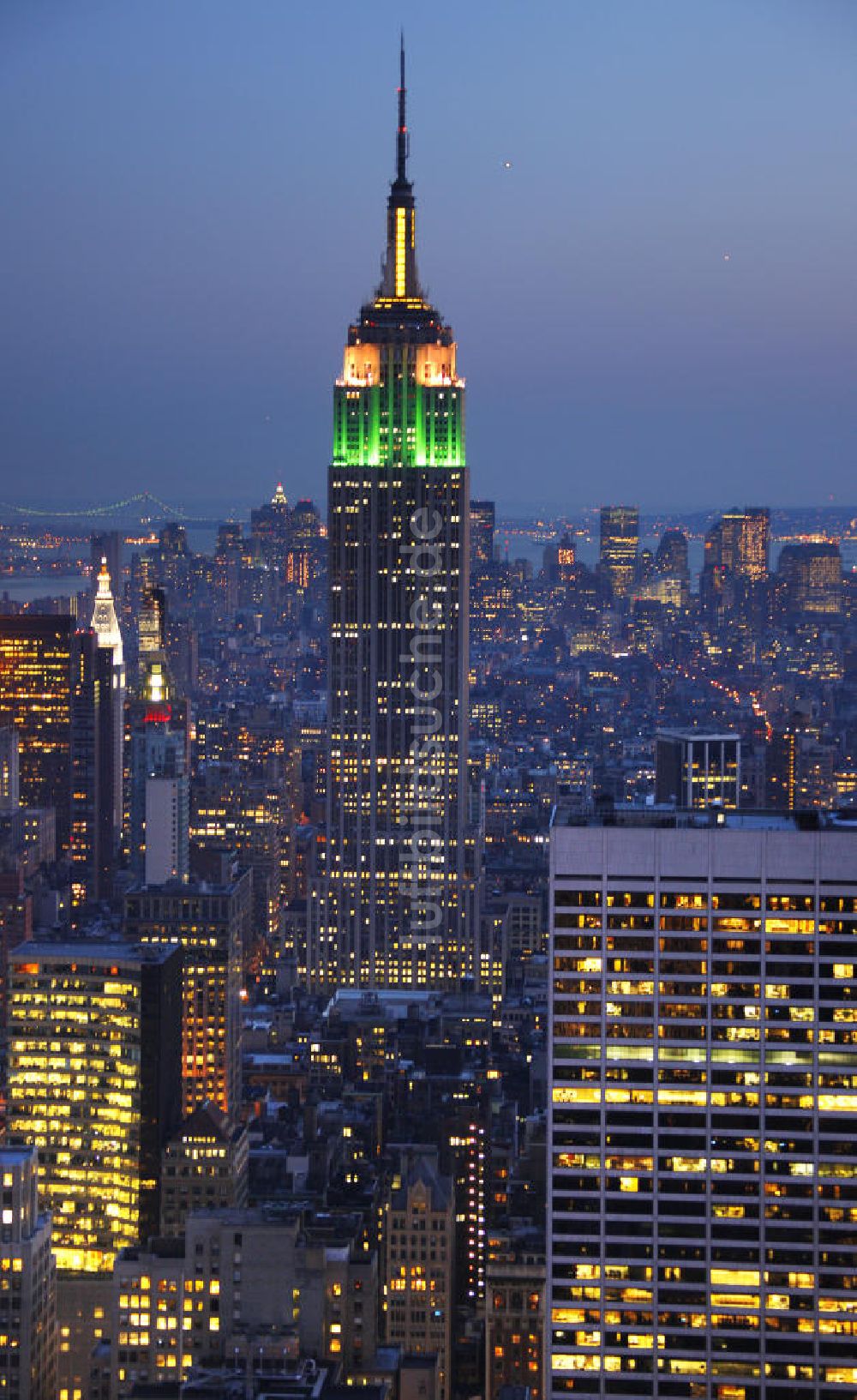 New York aus der Vogelperspektive: Das beleuchtete Empire State Building im abendlichen New Yorker Stadtteil Manhattan