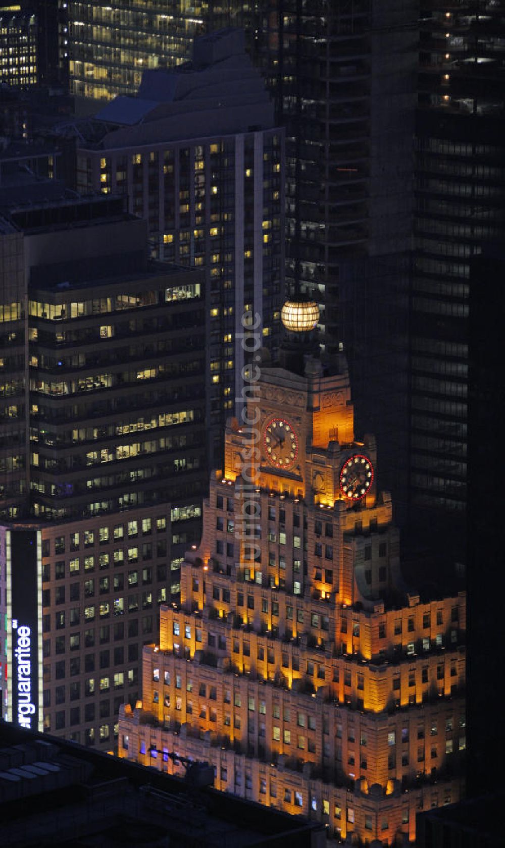 Luftaufnahme New York - Das beleuchtete Paramount Building am Broadway von Manhattan in New York bei nacht