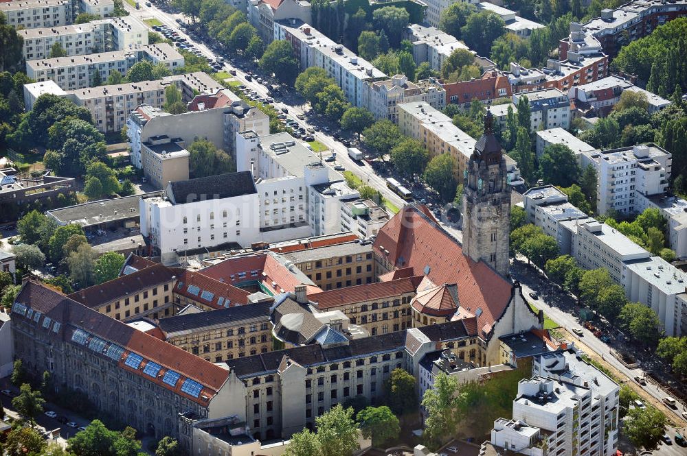 Berlin Wilmersdorf aus der Vogelperspektive: Das Bezirksamt Charlottenburg-Wilmersdorf an der Otto-Suhr-Allee in Berlin-Charlottenburg