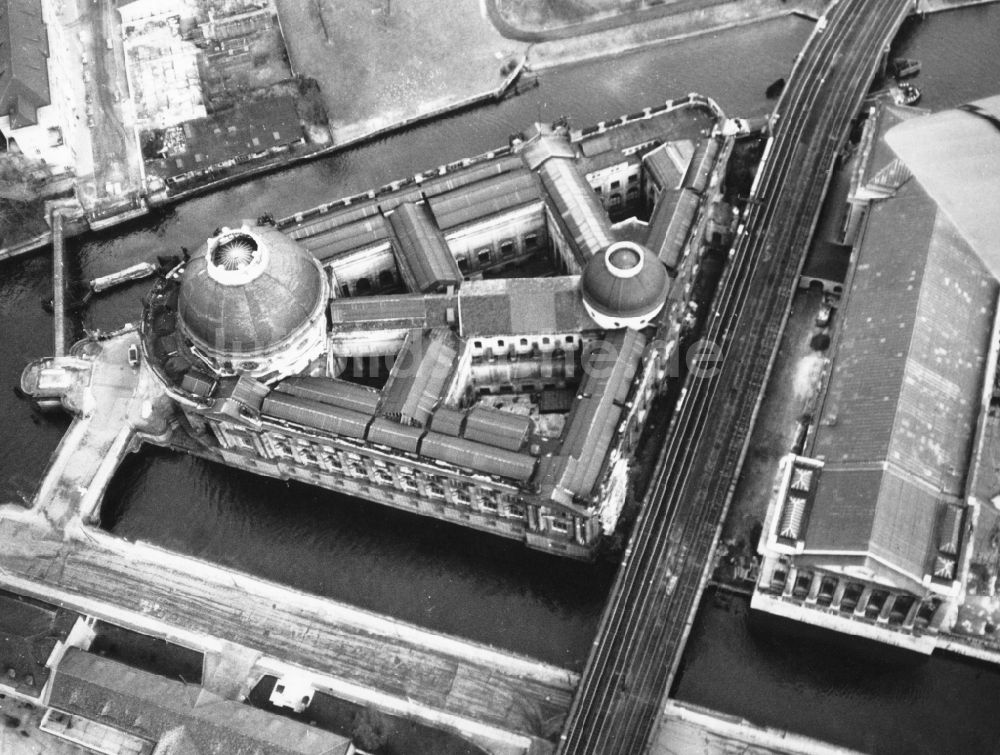 Berlin von oben - Das Bodemuseum auf der Museumsinsel in Berlin