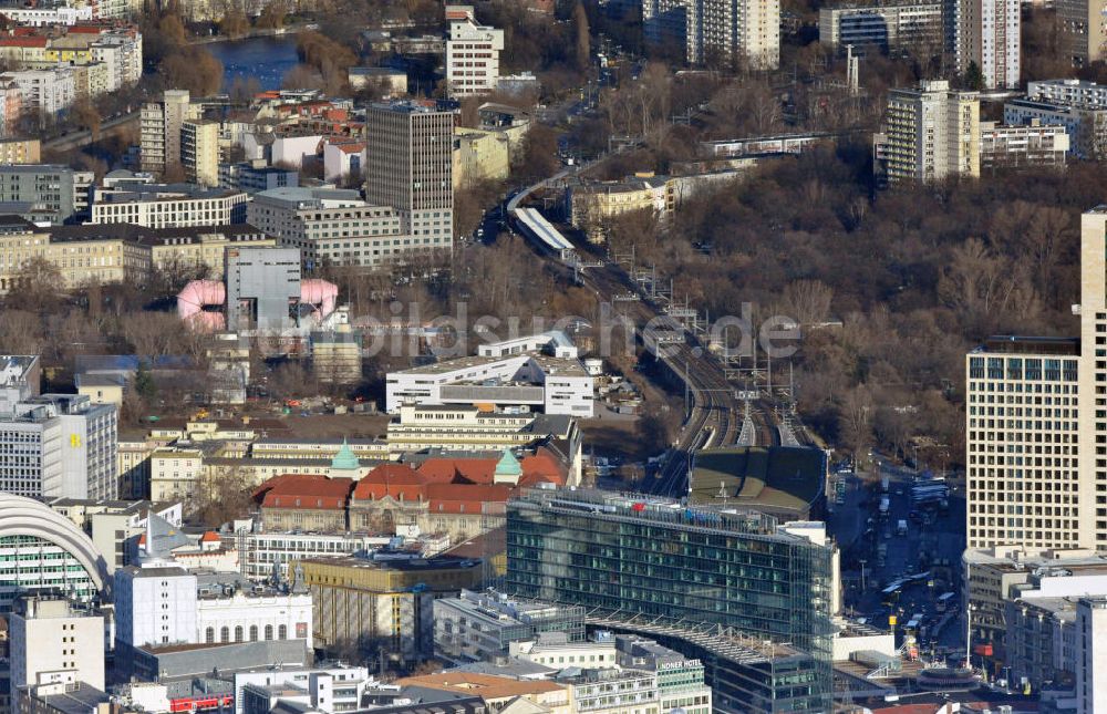 Berlin aus der Vogelperspektive: Das Büro- und Ladenhaus Neues Kanzlereck mit dem Bahnhof Berlin Zoologischer Garten und dem Atlas Tower