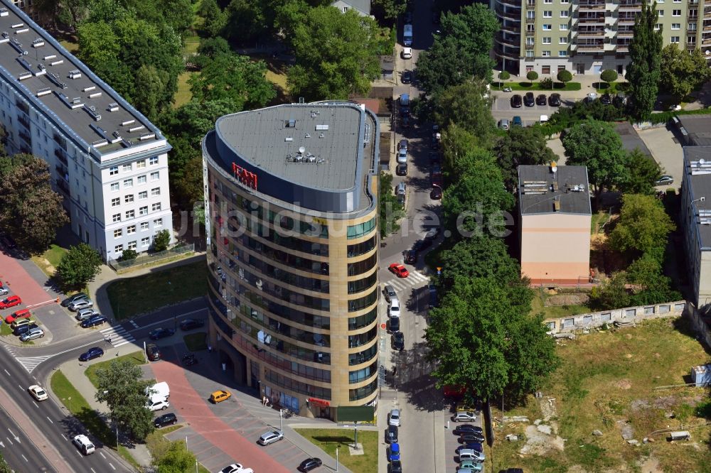 Warschau von oben - Das Bürogebäude des ICAN Institute im Ksawerow Viertel im Bezirk Mokotow in Warschau in Polen