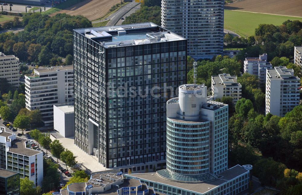 Eschborn aus der Vogelperspektive: Das Bürohaus Taunus Tower und der Zweitsitz der Deutschen Börse im Gewerbegebiet Süd in Eschborn