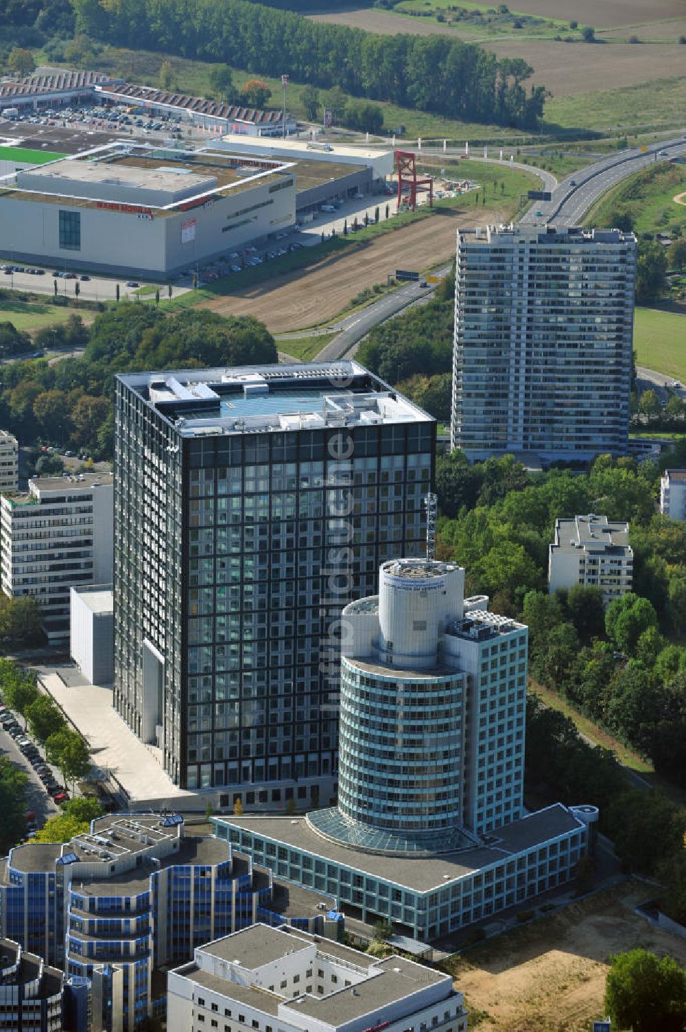 Luftaufnahme Eschborn - Das Bürohaus Taunus Tower und der Zweitsitz der Deutschen Börse im Gewerbegebiet Süd in Eschborn