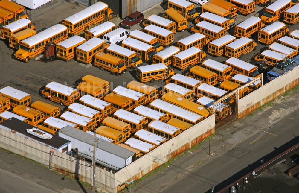 Luftaufnahme New York - Das Bus- und Schulbusdepot in der Stillwell Avenue auf Coney Island in New York