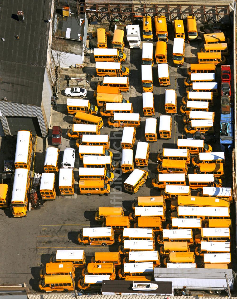 New York von oben - Das Bus- und Schulbusdepot in der Stillwell Avenue auf Coney Island in New York