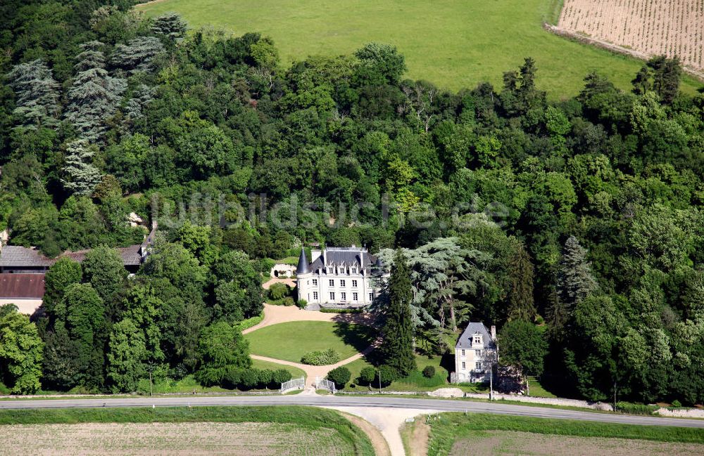 Moncé aus der Vogelperspektive: Das Château de Moncé im Dorf Moncé im Loiretal