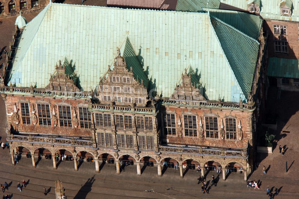 Bremen von oben - Das denkmalgeschützte Rathaus in Bremen