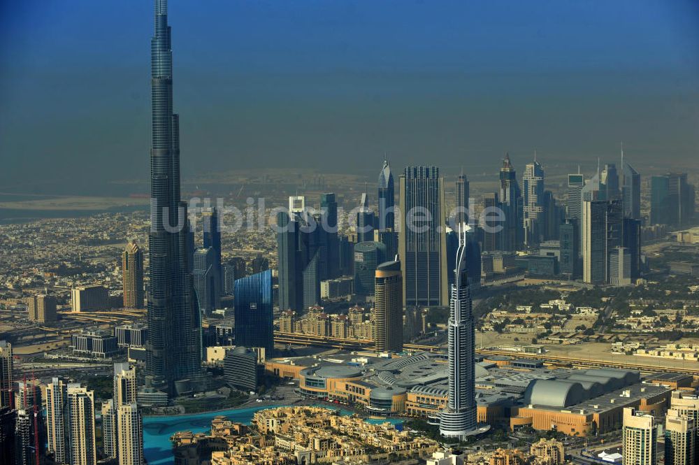 DUBAI / DUBAYY von oben - Das derzeit höchste Gebäude der Welt , das Hochhaus Burj Khalifa und die Dubai Mall in der Skyline von Dubai