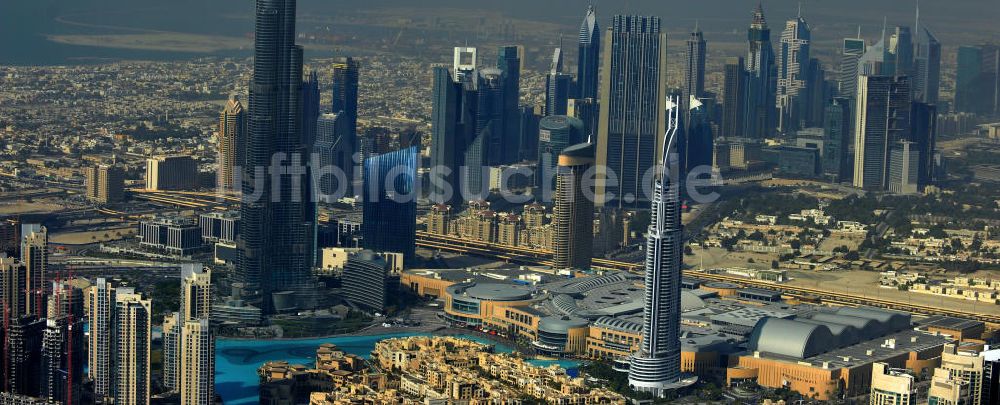 DUBAI / DUBAYY aus der Vogelperspektive: Das derzeit höchste Gebäude der Welt , das Hochhaus Burj Khalifa und die Dubai Mall in der Skyline von Dubai