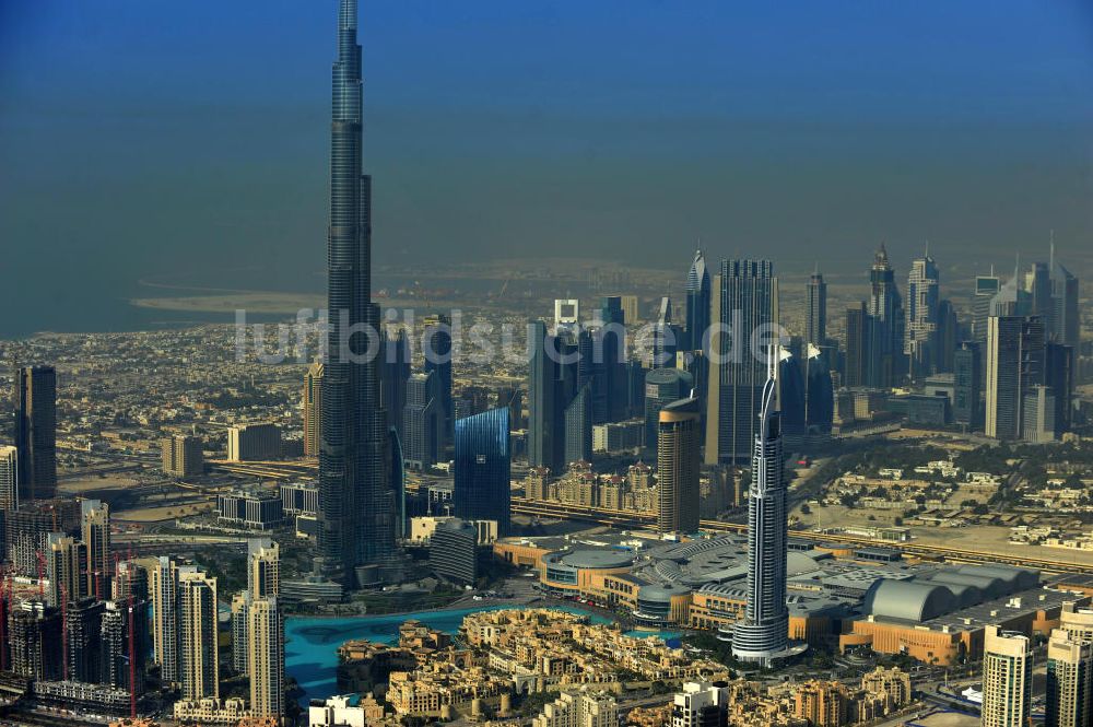 Luftbild DUBAI / DUBAYY - Das derzeit höchste Gebäude der Welt , das Hochhaus Burj Khalifa und die Dubai Mall in der Skyline von Dubai