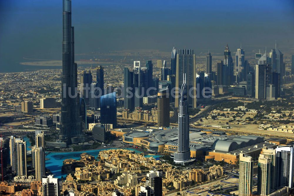 Luftaufnahme DUBAI / DUBAYY - Das derzeit höchste Gebäude der Welt , das Hochhaus Burj Khalifa und die Dubai Mall in der Skyline von Dubai