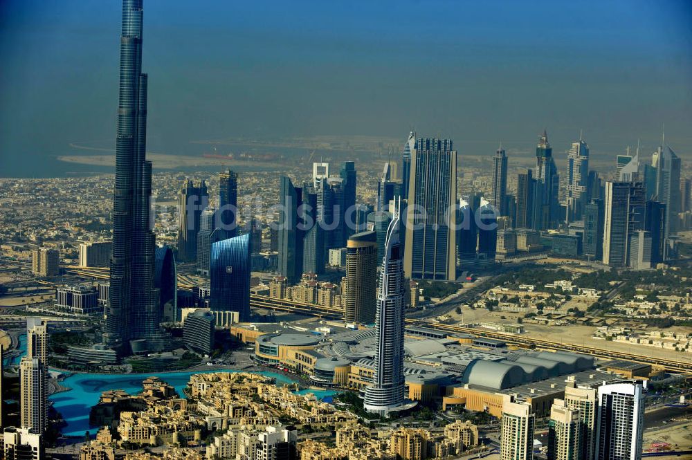 DUBAI / DUBAYY von oben - Das derzeit höchste Gebäude der Welt , das Hochhaus Burj Khalifa und die Dubai Mall in der Skyline von Dubai