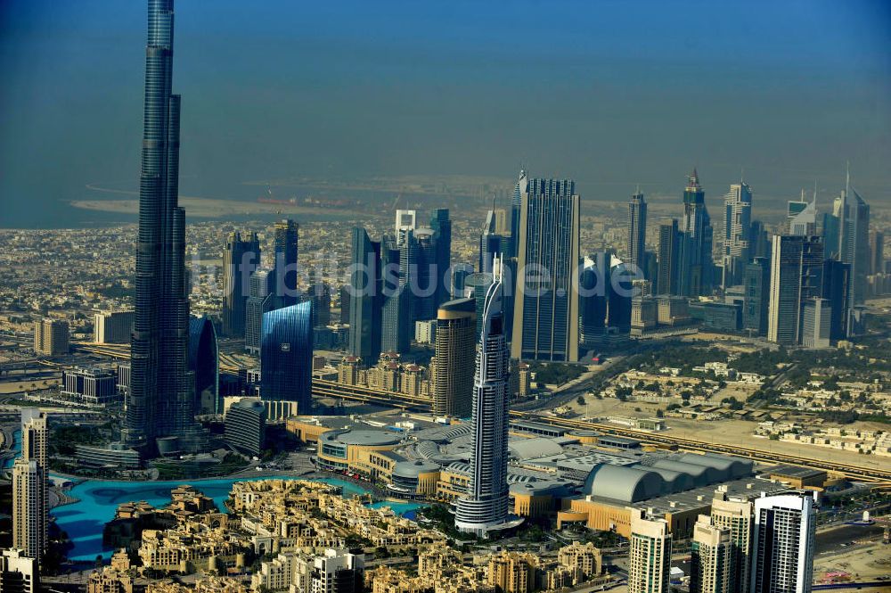 DUBAI / DUBAYY aus der Vogelperspektive: Das derzeit höchste Gebäude der Welt , das Hochhaus Burj Khalifa und die Dubai Mall in der Skyline von Dubai