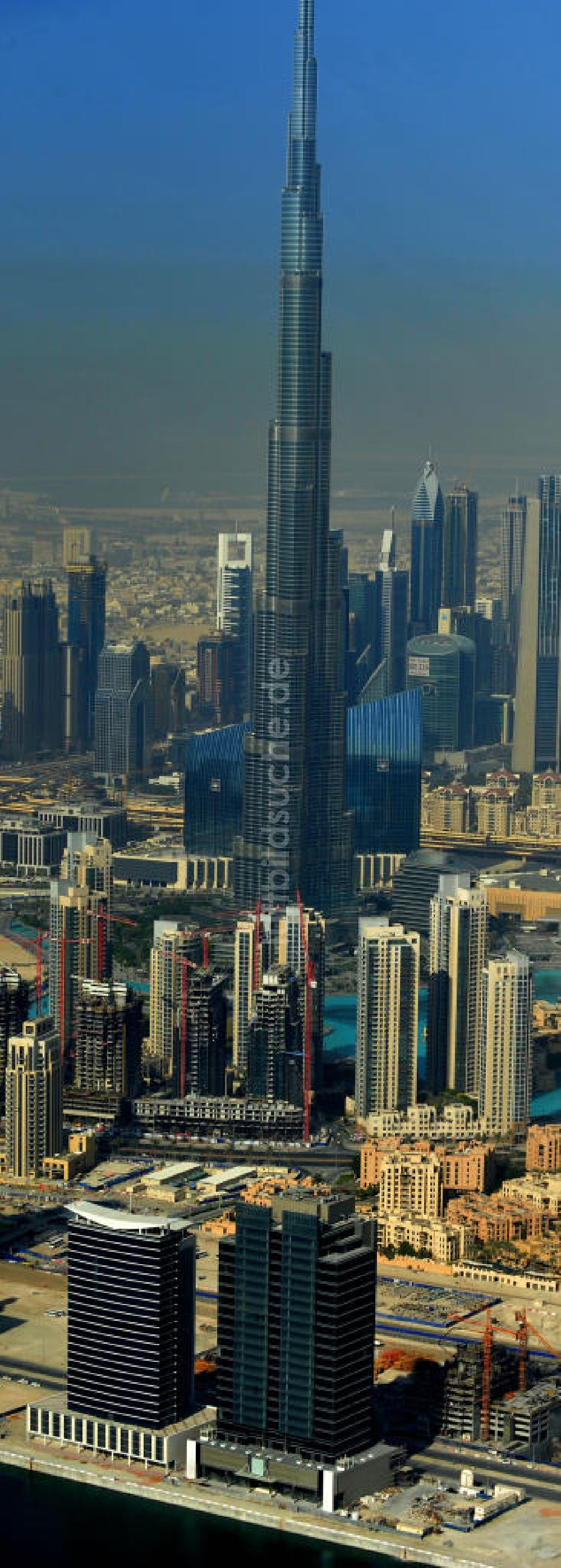 DUBAI / DUBAYY aus der Vogelperspektive: Das derzeit höchste Gebäude der Welt , das Hochhaus Burj Khalifa in der Skyline von Dubai