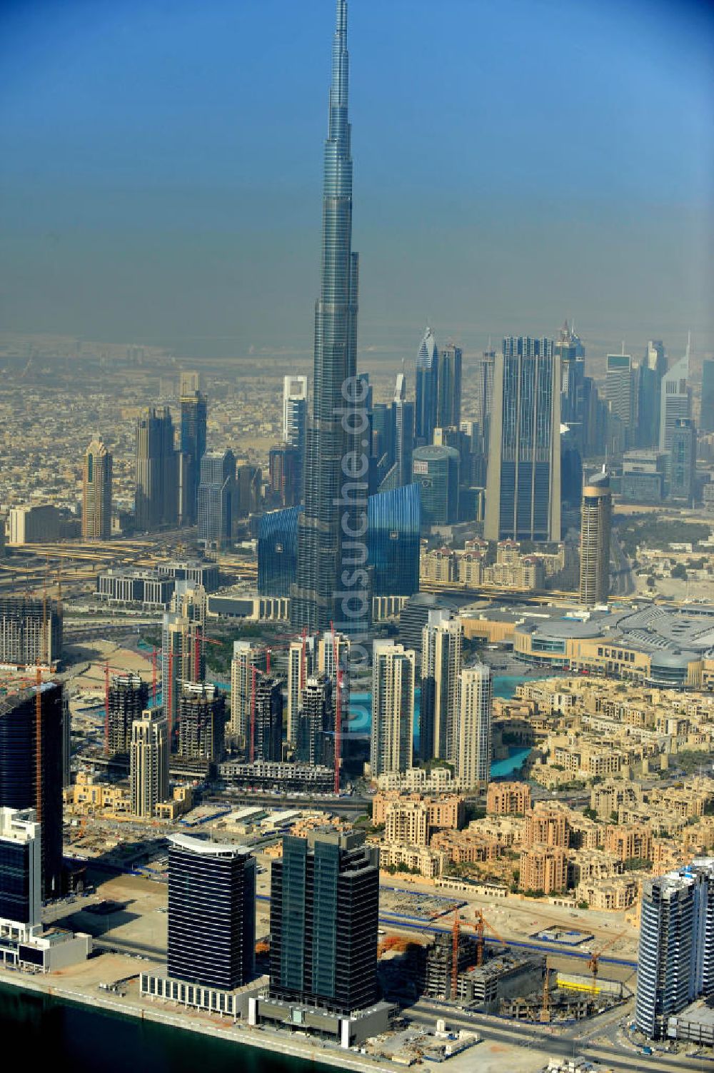 Luftbild DUBAI / DUBAYY - Das derzeit höchste Gebäude der Welt , das Hochhaus Burj Khalifa in der Skyline von Dubai