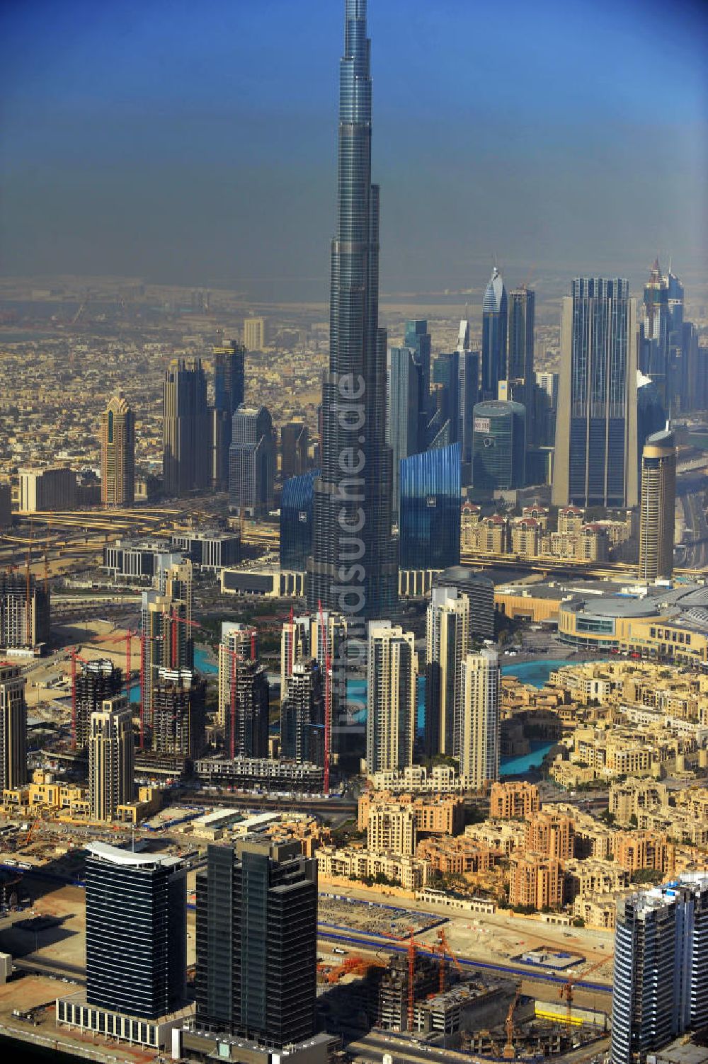 Luftaufnahme DUBAI / DUBAYY - Das derzeit höchste Gebäude der Welt , das Hochhaus Burj Khalifa in der Skyline von Dubai