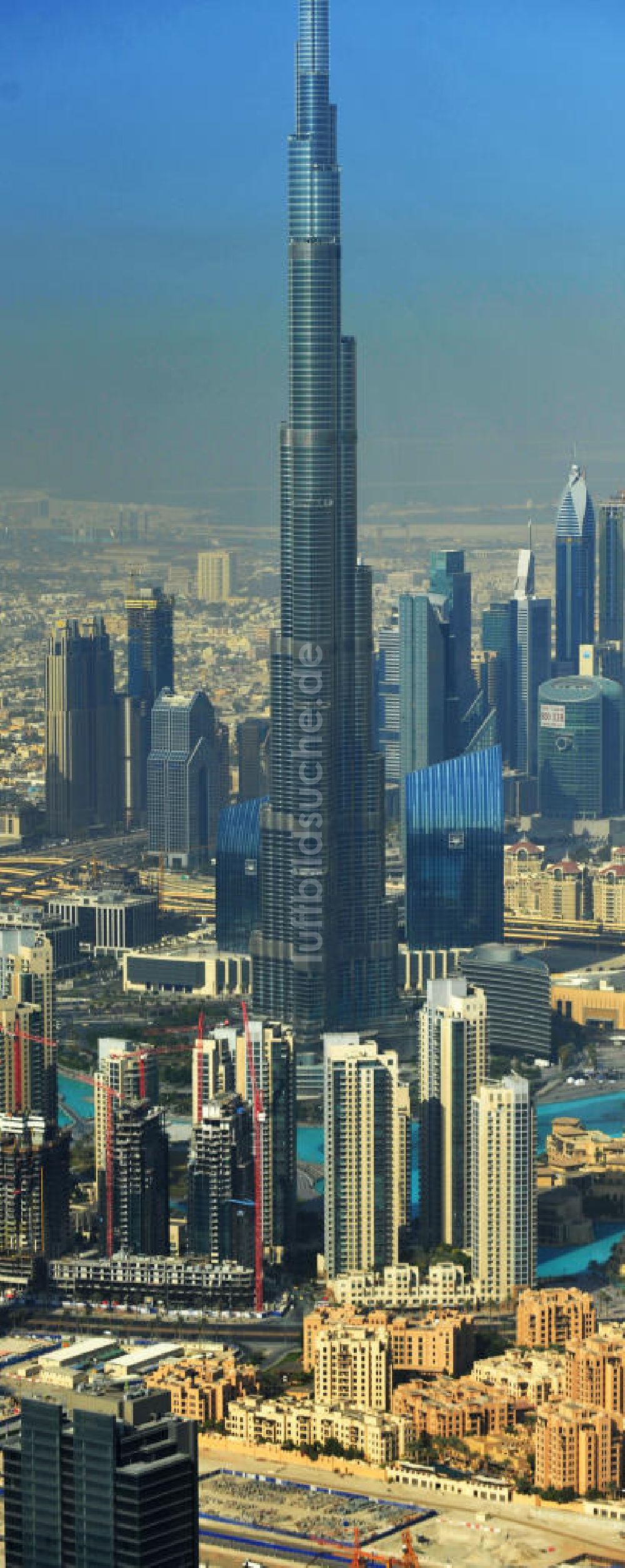 DUBAI / DUBAYY von oben - Das derzeit höchste Gebäude der Welt , das Hochhaus Burj Khalifa in der Skyline von Dubai