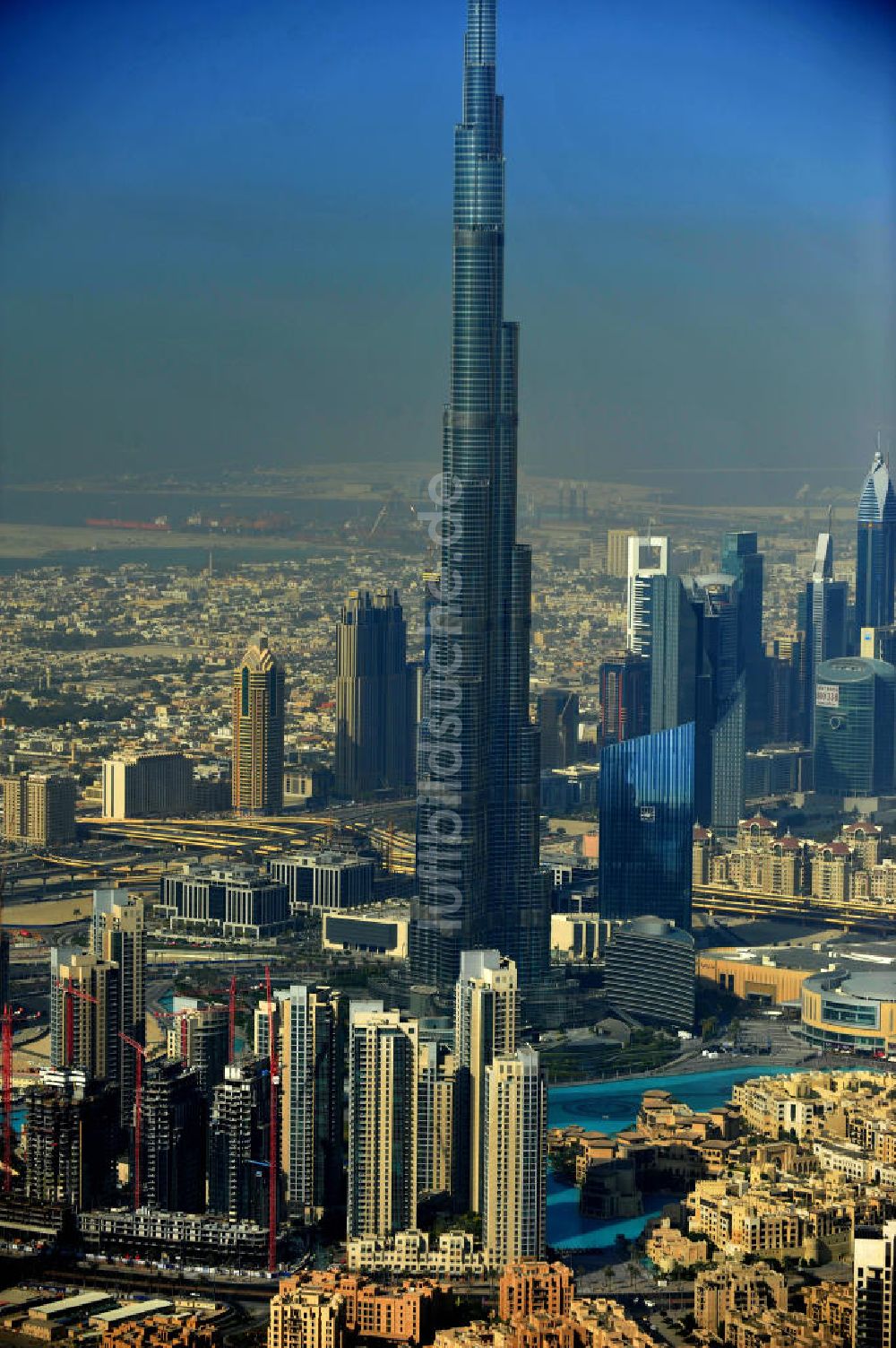 Luftaufnahme DUBAI / DUBAYY - Das derzeit höchste Gebäude der Welt , das Hochhaus Burj Khalifa in der Skyline von Dubai