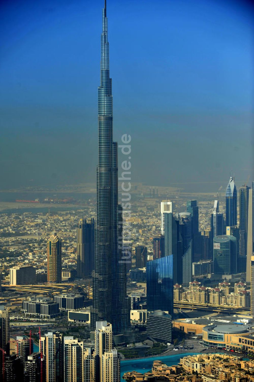 DUBAI / DUBAYY von oben - Das derzeit höchste Gebäude der Welt , das Hochhaus Burj Khalifa in der Skyline von Dubai