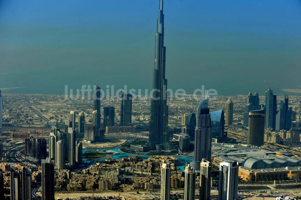 DUBAI / DUBAYY aus der Vogelperspektive: Das derzeit höchste Gebäude der Welt , das Hochhaus Burj Khalifa in der Skyline von Dubai