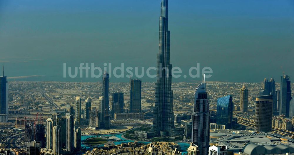 Luftbild DUBAI / DUBAYY - Das derzeit höchste Gebäude der Welt , das Hochhaus Burj Khalifa in der Skyline von Dubai