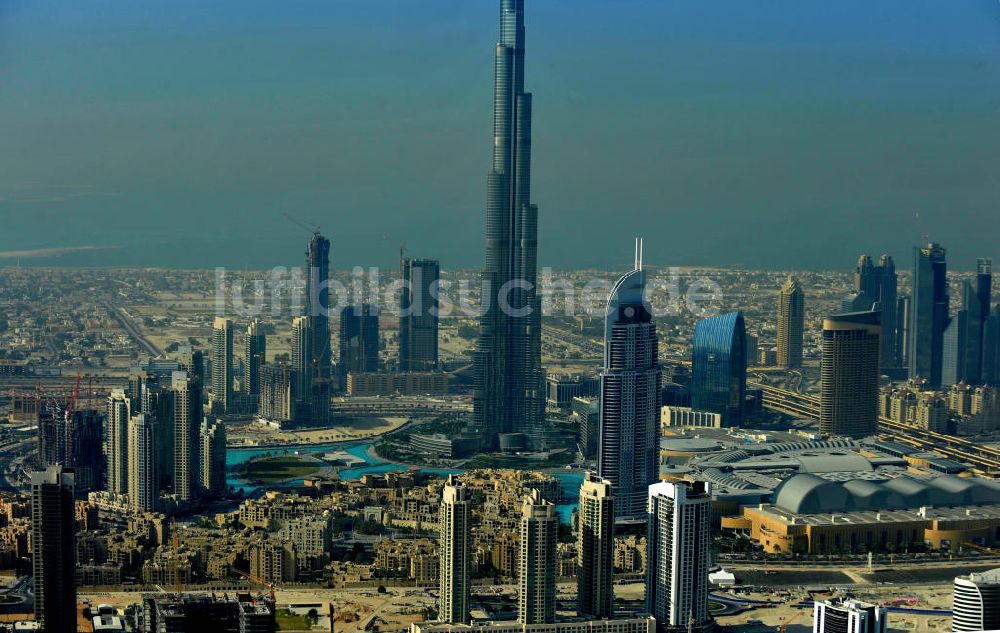 Luftaufnahme DUBAI / DUBAYY - Das derzeit höchste Gebäude der Welt , das Hochhaus Burj Khalifa in der Skyline von Dubai