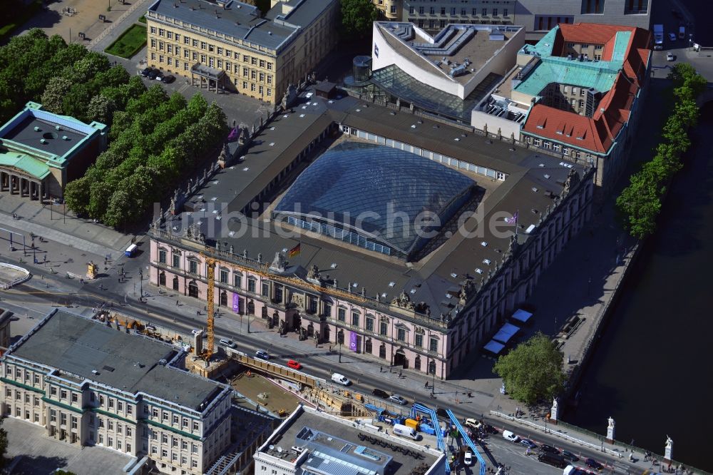 Luftaufnahme Berlin - Das Deutsche Historische Museum - Unter den Linden im Stadtbezirk Mitte von Berlin