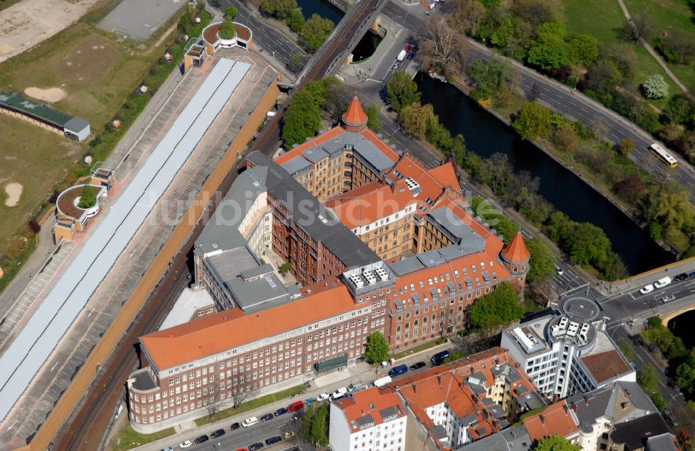 Luftaufnahme Berlin - Das ehemalige Dienstgebäude der Königlichen Eisenbahndirektion Berlin an der Schöneberger Straße in Berlin-Kreuzberg