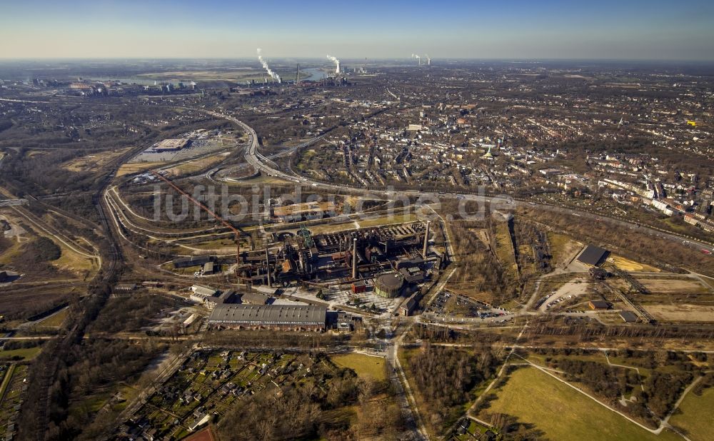 Duisburg aus der Vogelperspektive: Das ehemalige Stahlwerk im Landschaftspark Nord in Duisburg im Bundesland Nordrhein-Westfalen