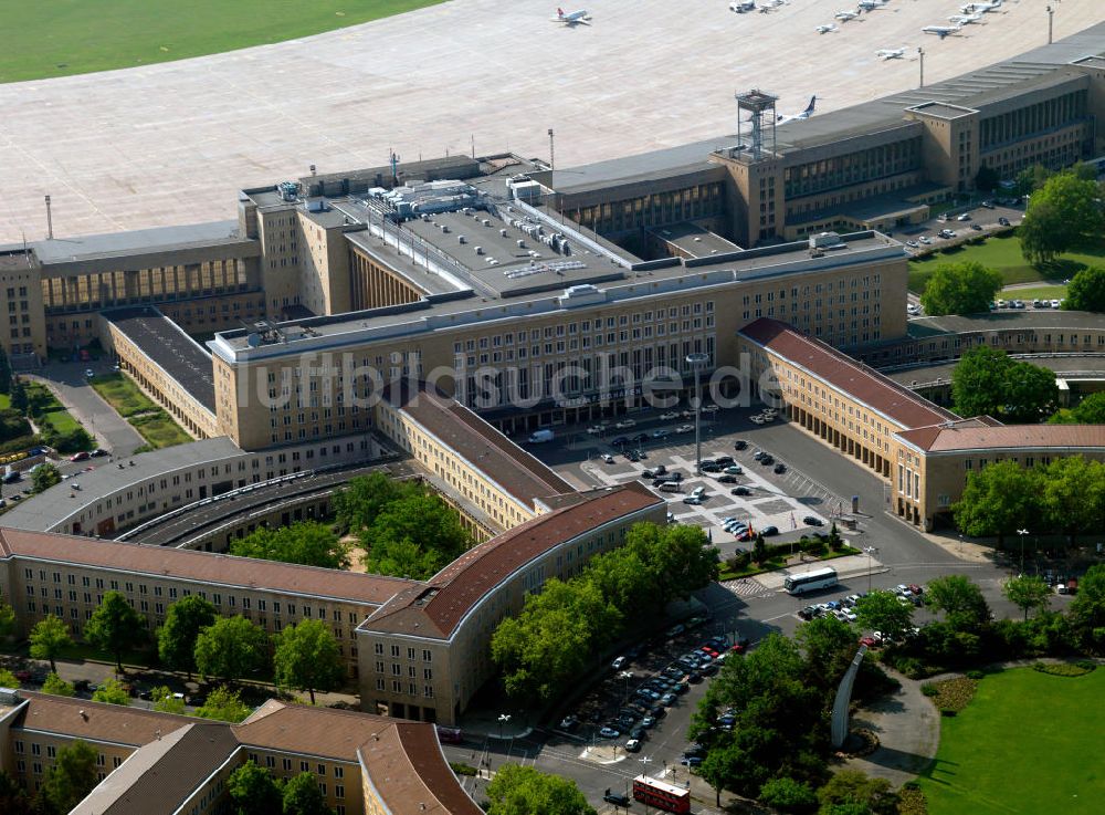 Berlin aus der Vogelperspektive: Das Flughafengebäude des ehemaligen Flughafens Berlin-Tempelhof