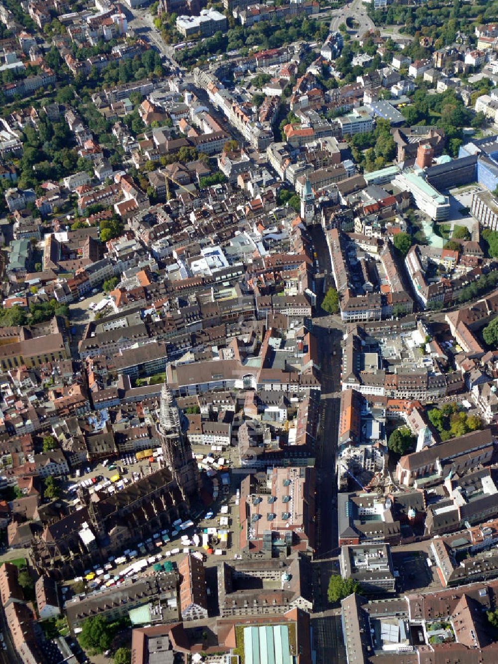 Freiburg im Breisgau aus der Vogelperspektive: Das Freiburger Münster in Freiburg im Breisgau, Baden-Württemberg