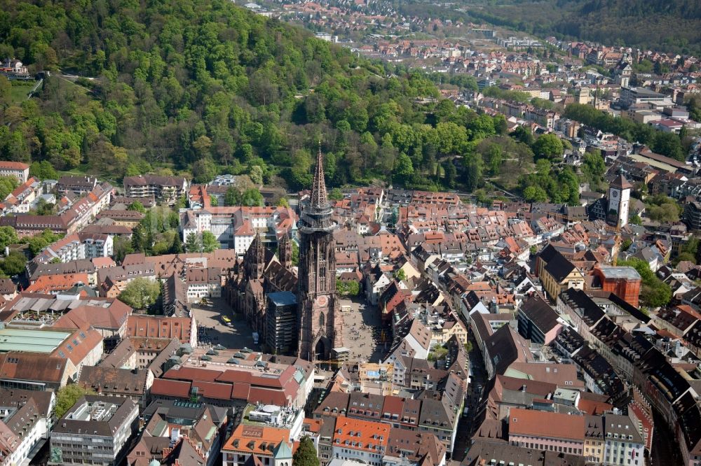 Luftbild Freiburg im Breisgau - Das Freiburger Münster in Freiburg im Breisgau im Bundesland Baden-Württemberg