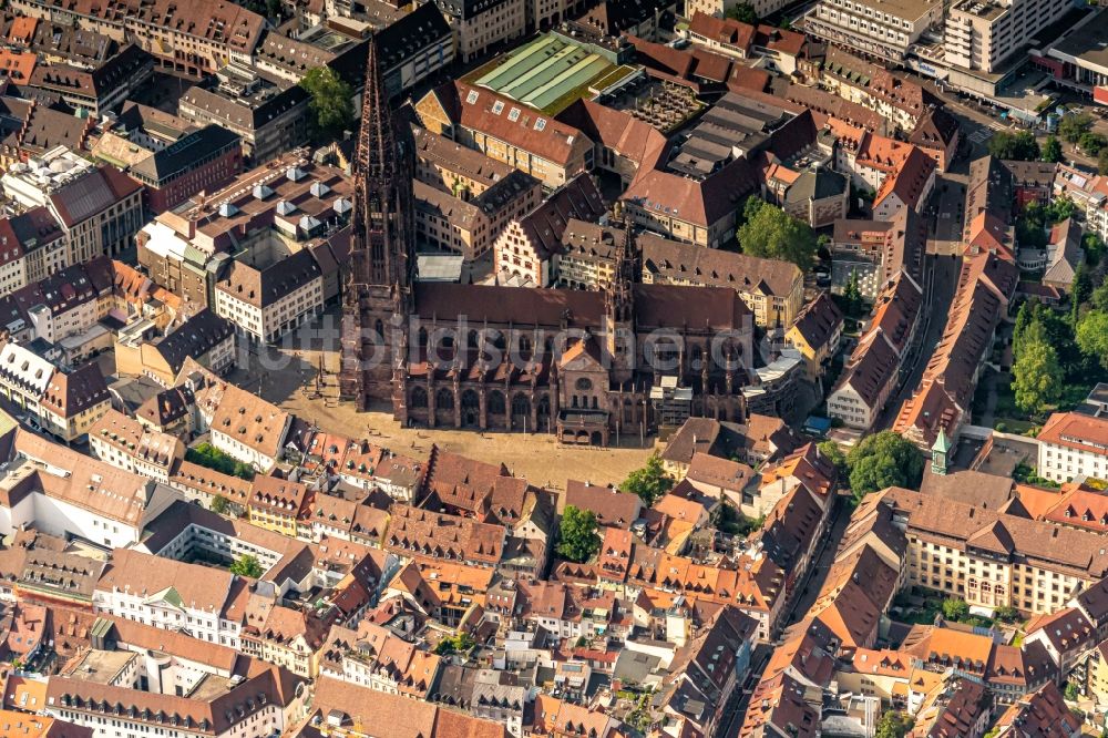 Freiburg im Breisgau aus der Vogelperspektive: Das Freiburger Münster in Freiburg im Breisgau im Bundesland Baden-Württemberg