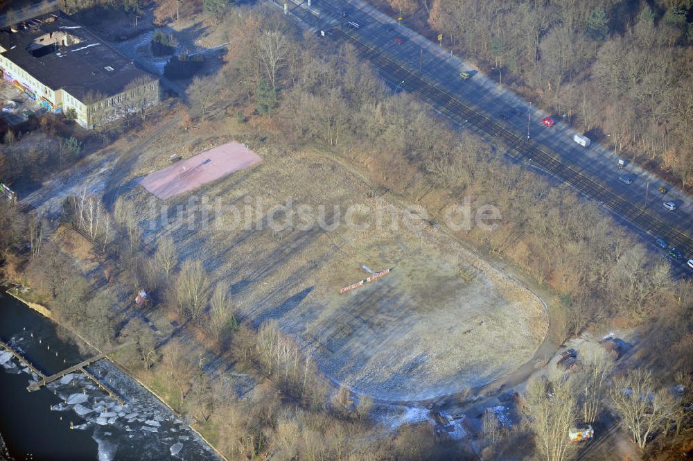 Luftbild Berlin - Das Fußball- und Basketballfeld des BMX und Skateboardgeländes Mellowpark in Berlin