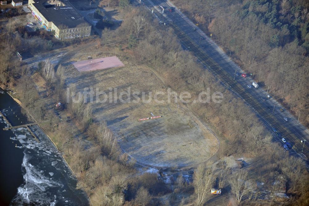 Luftaufnahme Berlin - Das Fußball- und Basketballfeld des BMX und Skateboardgeländes Mellowpark in Berlin